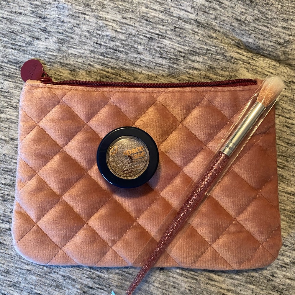 Make-up case, eye shadow, eye shadow brush